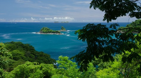 Photo of a tropical coast showing good sharpness due to large depth of field. Photo by Eduardo Libby