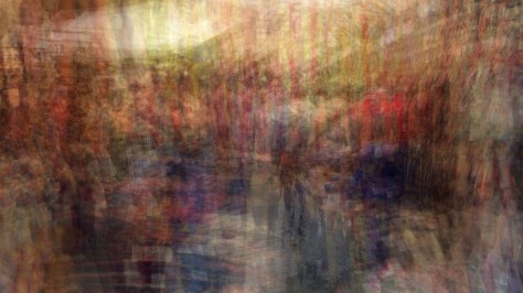 The products, the stands  and the people blend at the Florence market. Photo by Eduardo Libby.