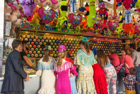 Young people at the amusement park of the Seville Fair. Photo by Eduardo Libby