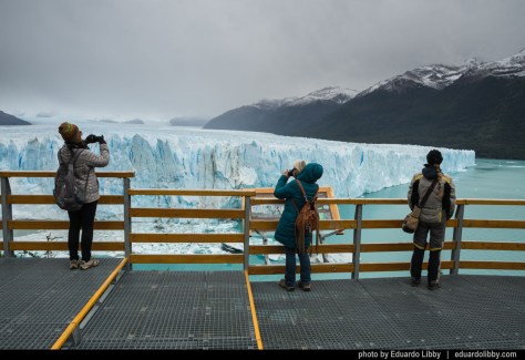 Image of tourists at Perito Moreno Glacier. Photo by Eduardo Libby
