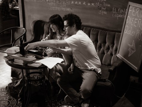 First typewriter lesson for an attendant to a Festival. Photo by Eduardo Libby