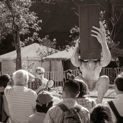 Sculptor Edgar Zuñiga introducing one of his works on display at San José, National Park. Photo by Eduardo Libby